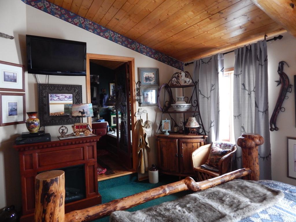 Idle Spurs Log Cabin Bed & Breakfast Black Diamond Exterior photo